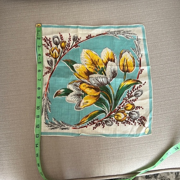 TWO VINTAGE Linen Handkerchiefs - Picture 5 of 10